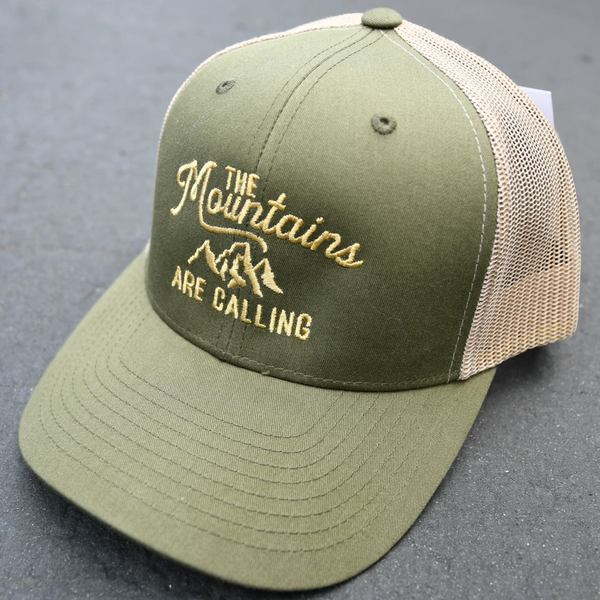 DAD HAT MOSS GREEN THE MOUNTAINS ARE CALLING